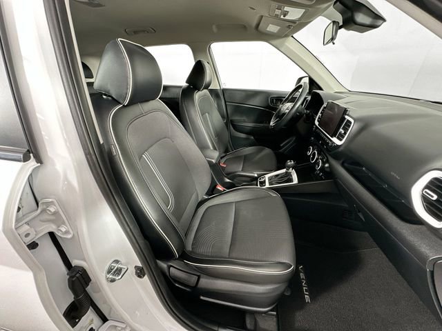 Used 2023 Hyundai Venue Limited image 29