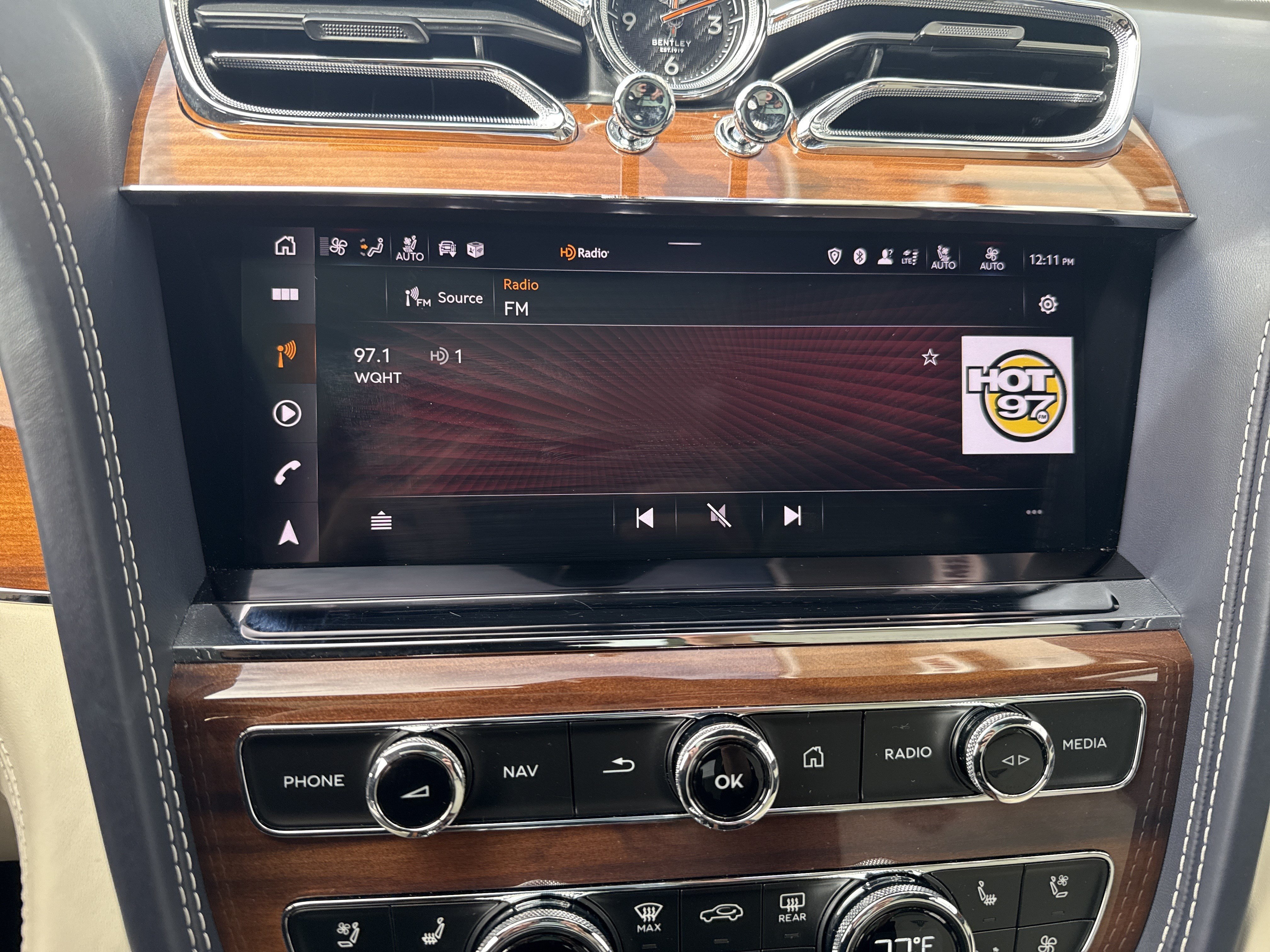 Used 2022 Bentley Bentayga AWD/4WD image 25