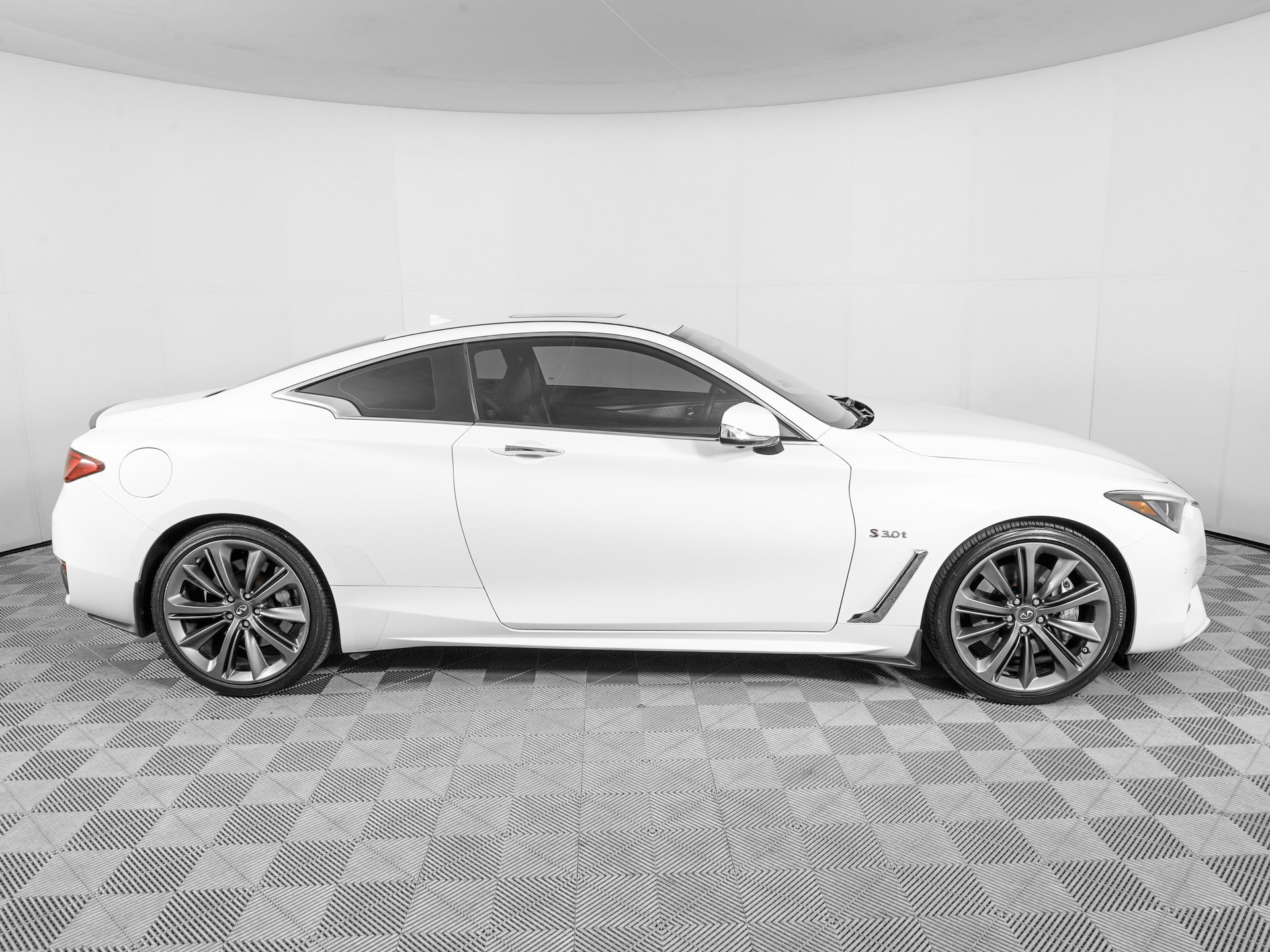 Used 2018 INFINITI Q60 Red Sport 400 w/ Pro Active Package image 4