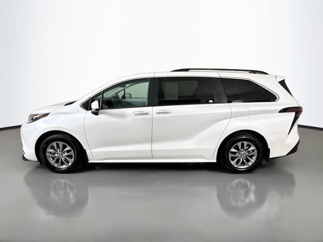Used 2025 Toyota Sienna XLE FWD image 4