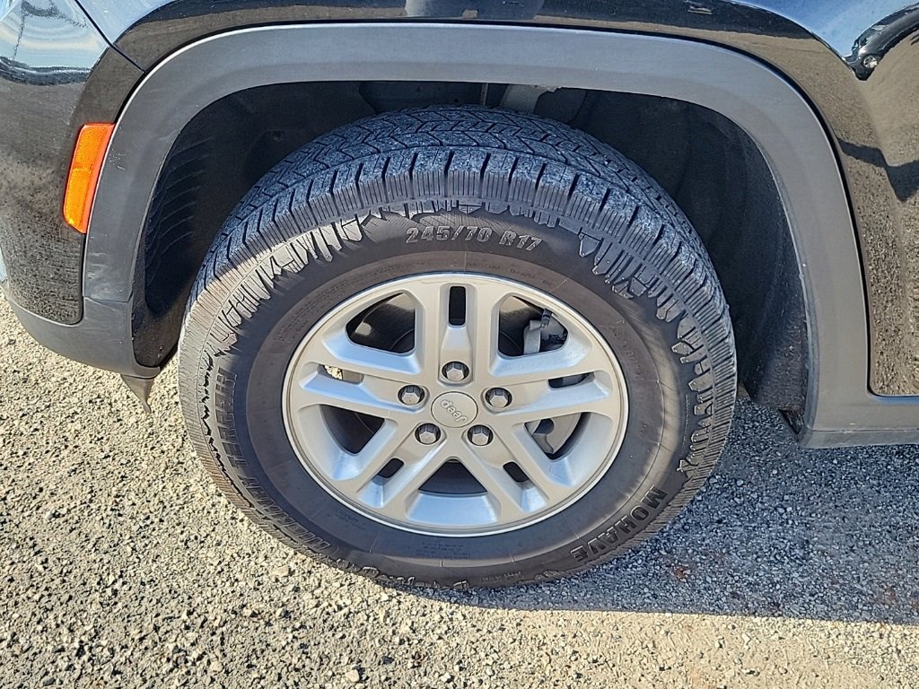 Used 2023 Jeep Grand Cherokee Laredo image 7