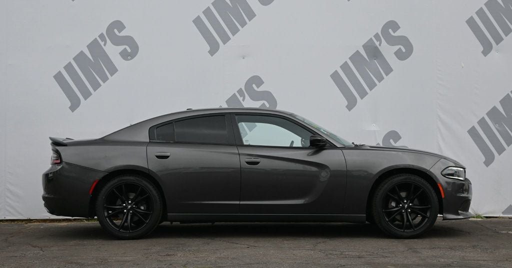 Used 2018 Dodge Charger SXT w/ Blacktop Package RWD image 4