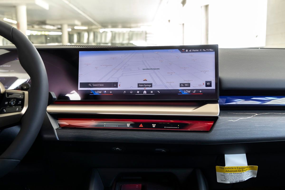 New 2026 BMW 550e xDrive w/ Premium Package AWD/4WD image 12