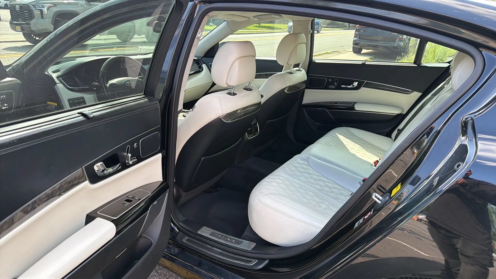 Used 2017 Kia K900 Luxury w/ VIP Plus Package RWD image 27