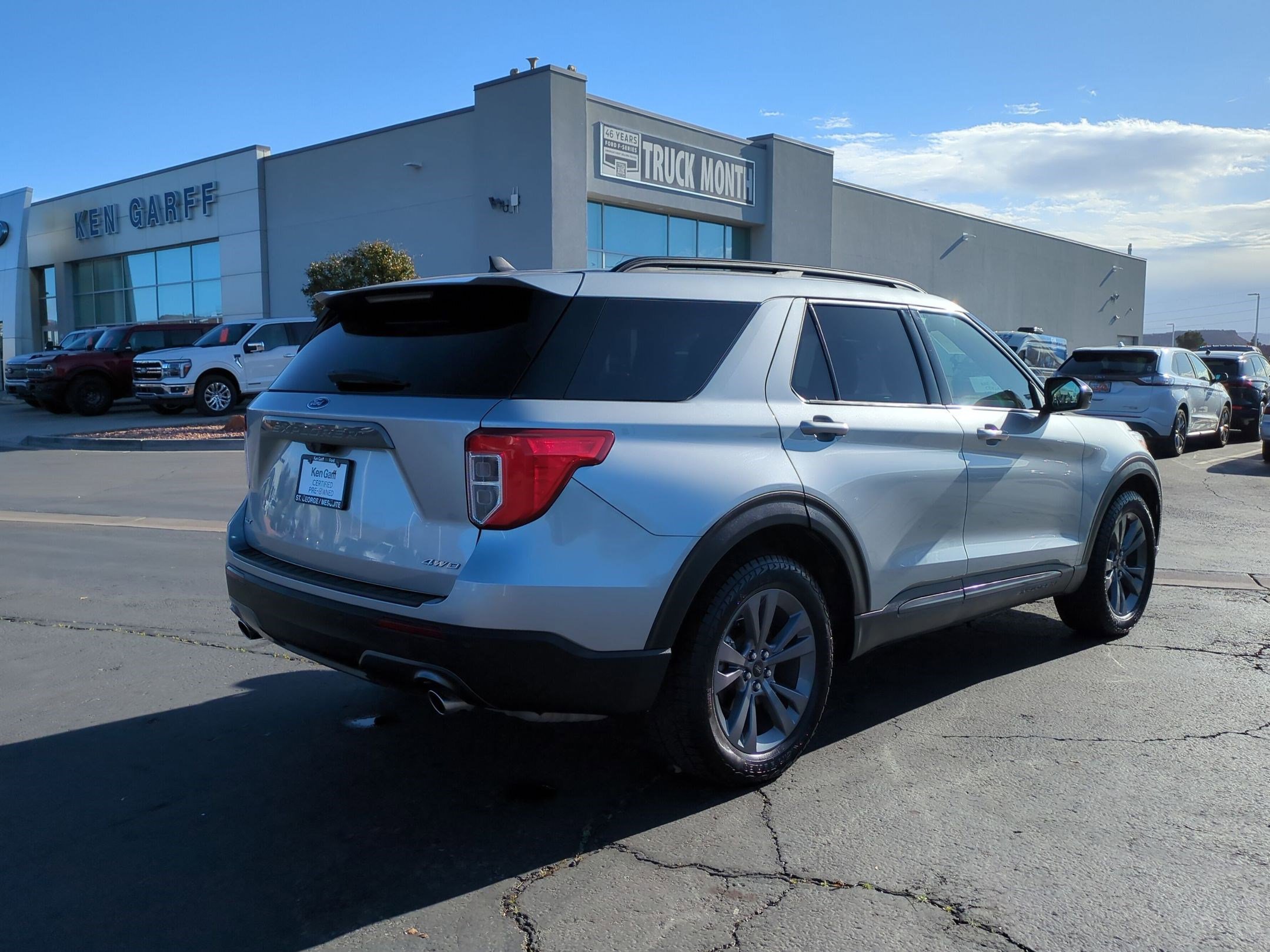 Used 2022 Ford Explorer XLT w/ Equipment Group 202A image 3