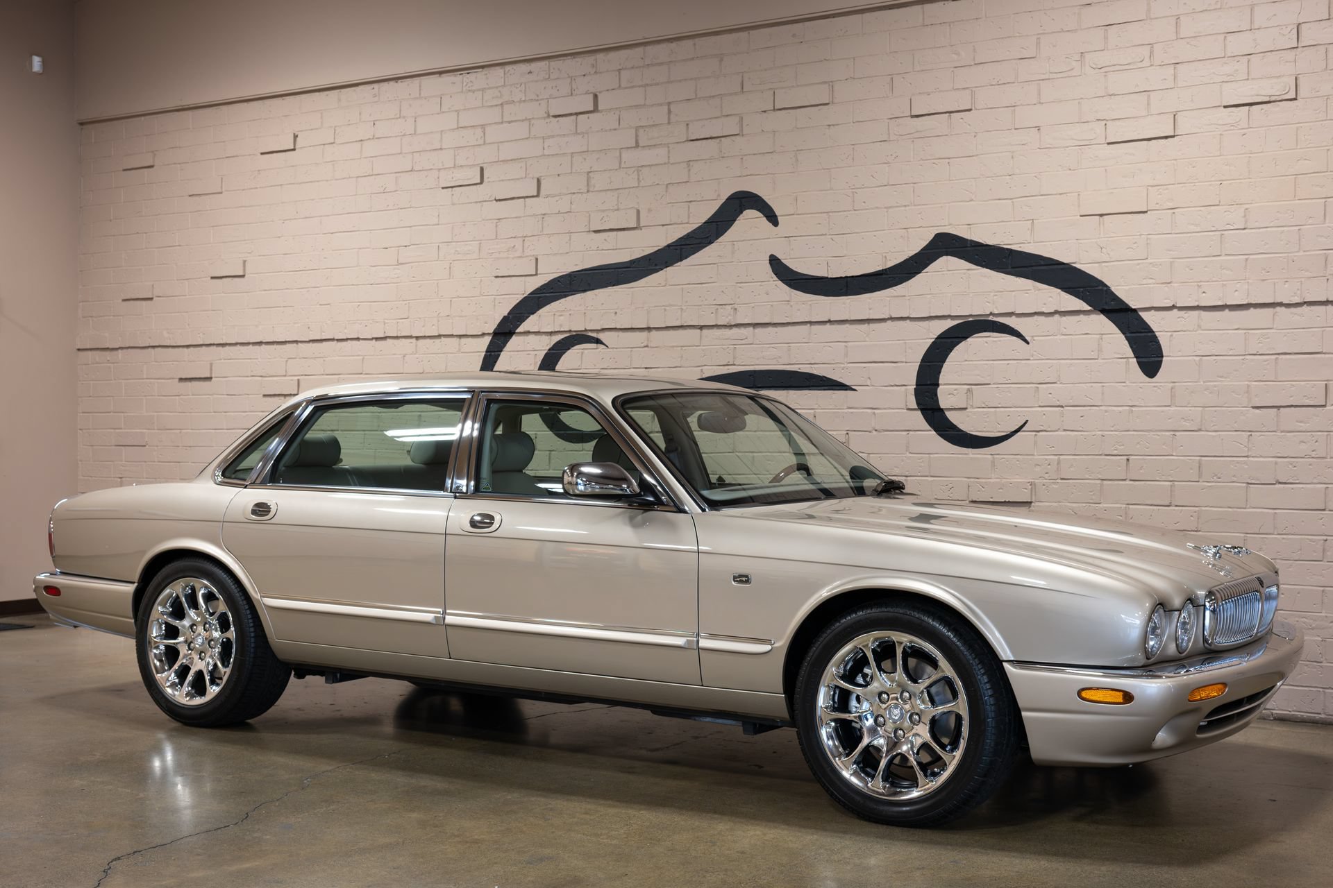 Used 2001 Jaguar XJ Supercharged RWD image 2