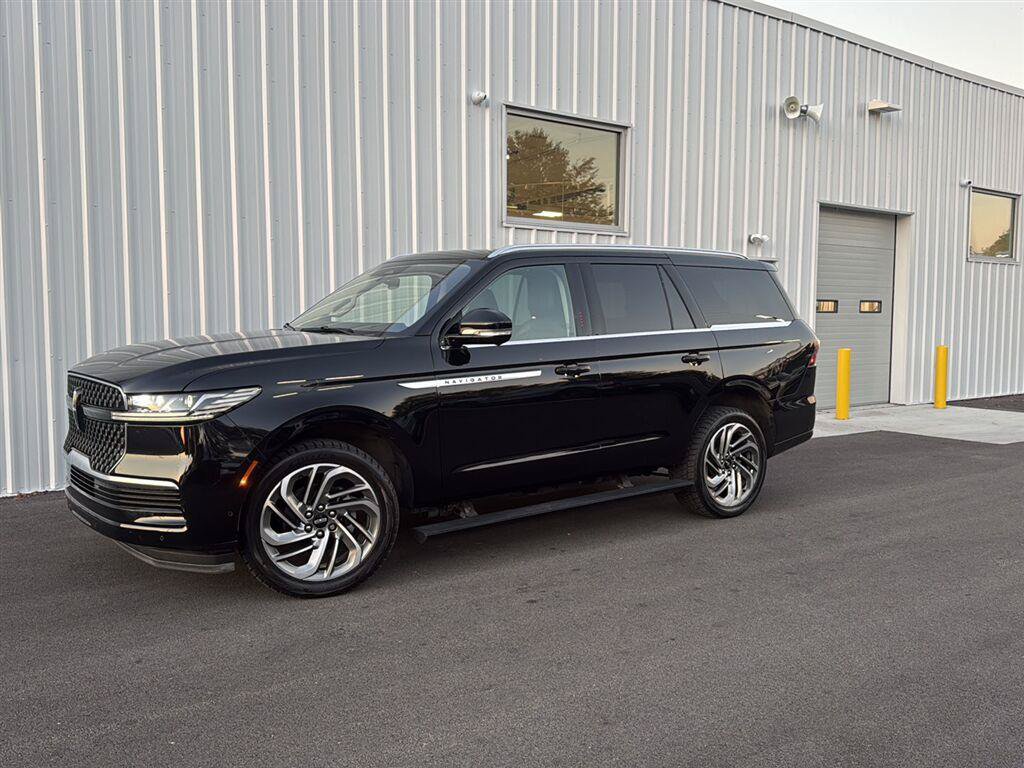 Used 2025 Lincoln Navigator Reserve AWD/4WD image 4