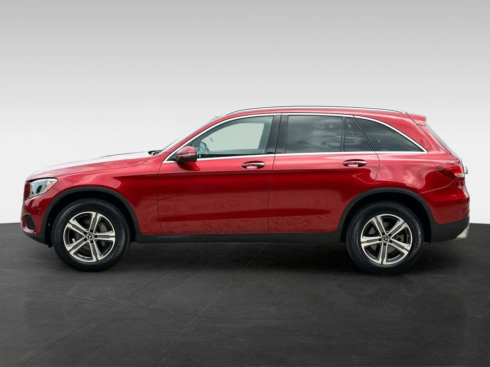 Used 2018 Mercedes-Benz GLC 300 4MATIC w/ Premium Package image 4