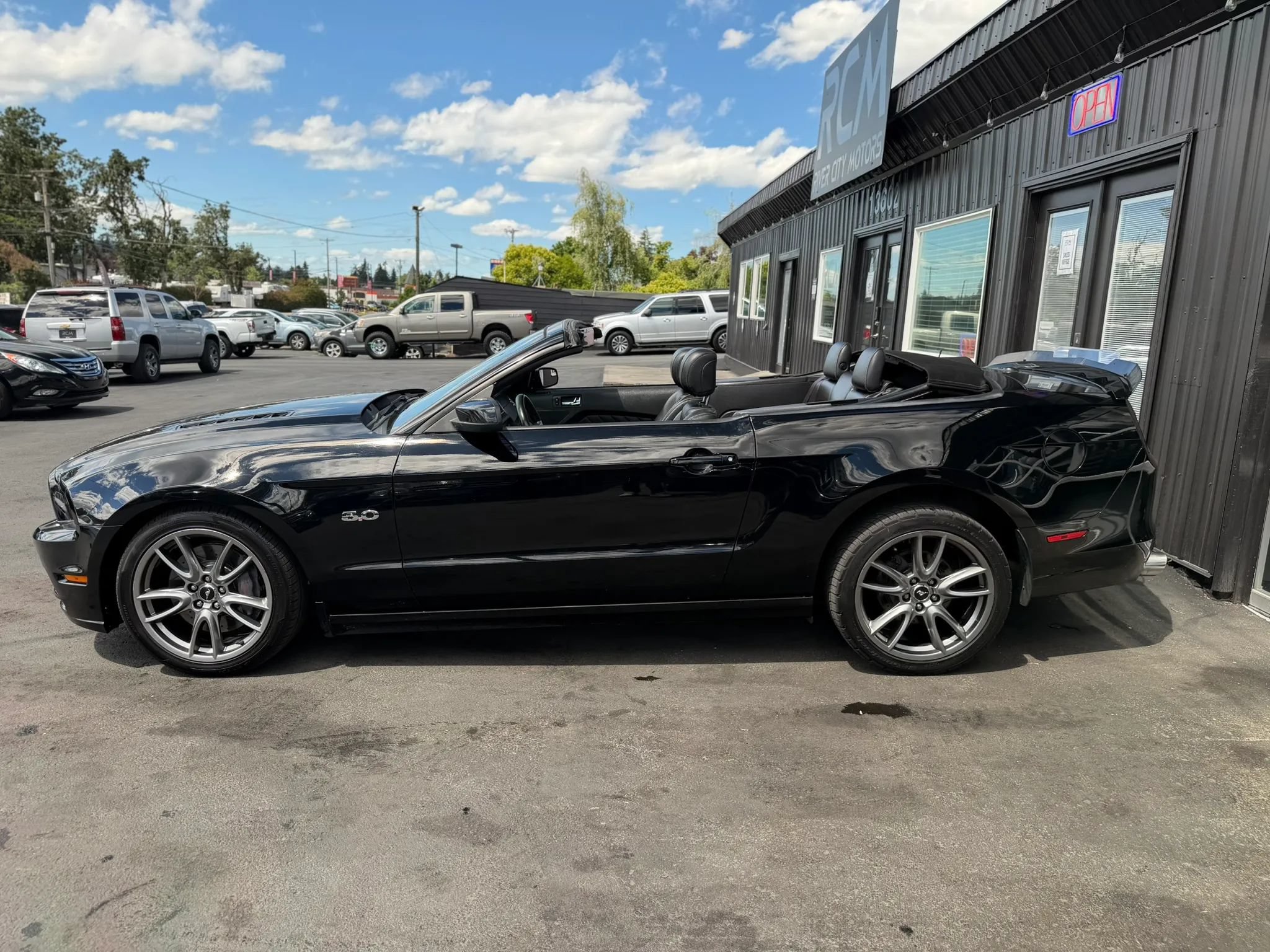Used 2014 Ford Mustang GT w/ Electronics Package RWD image 9
