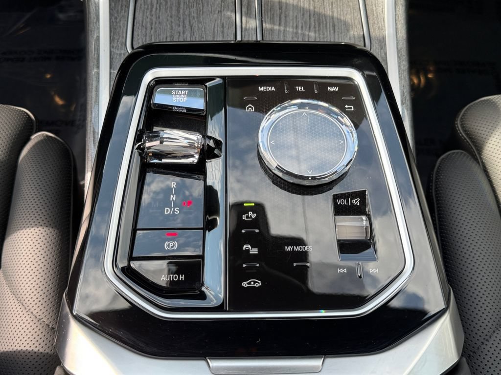 Used 2023 BMW 740i w/ Parking Assistance Package RWD image 17