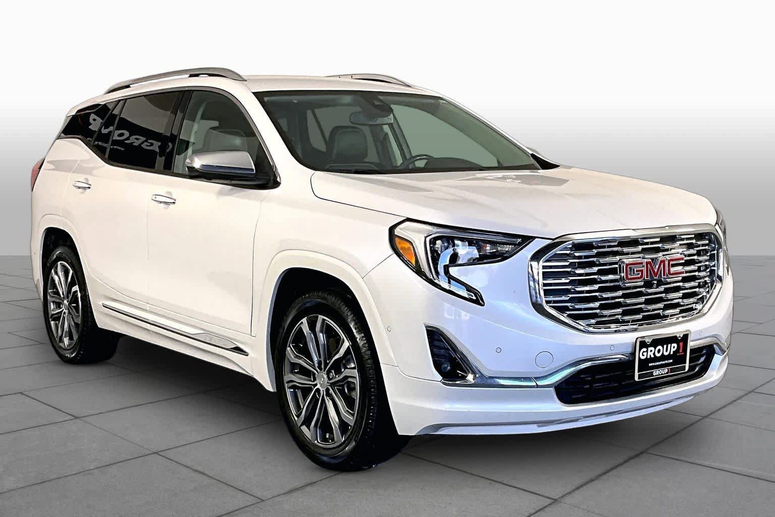 Used 2020 GMC Terrain Denali w/ Denali Premium Package FWD image 3