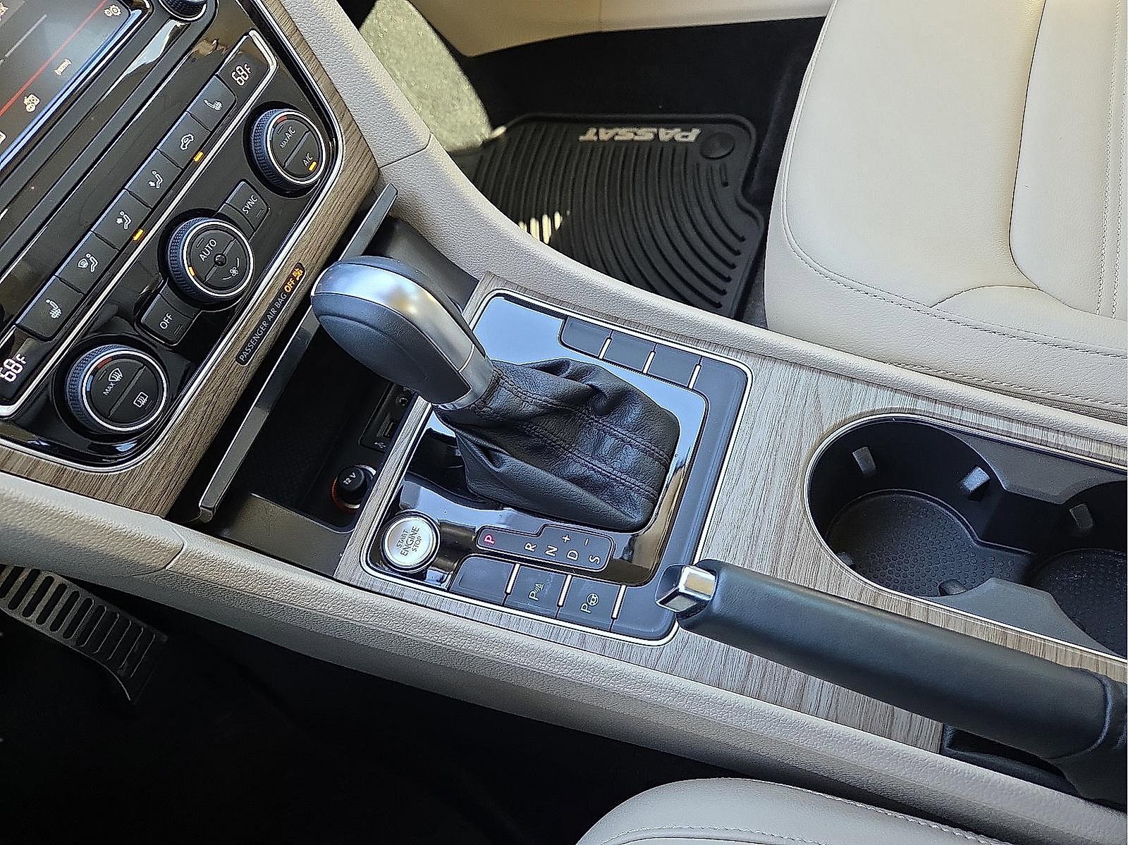 Used 2017 Volkswagen Passat 1.8T SEL Premium image 25