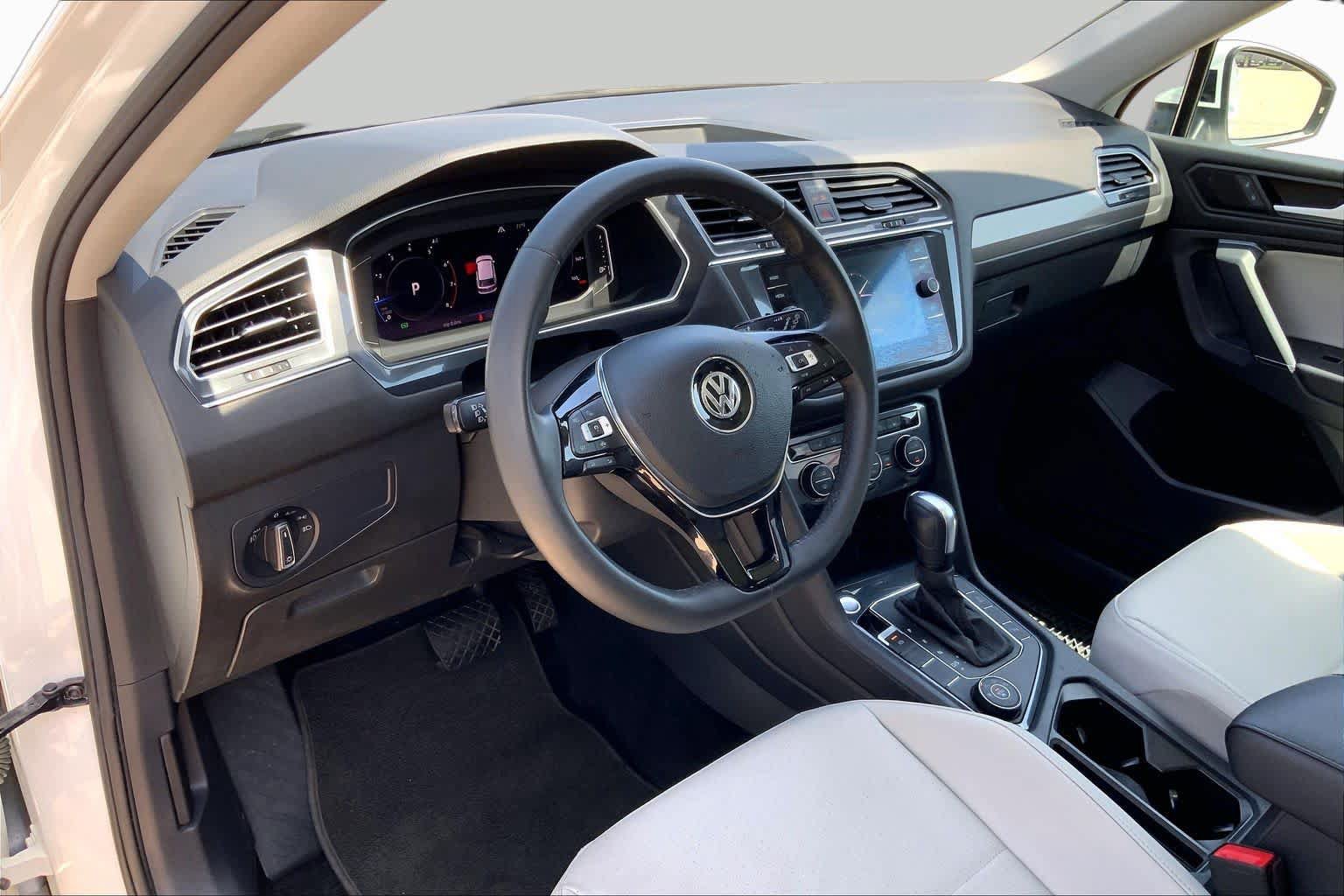 Used 2020 Volkswagen Tiguan SEL w/ 3rd Row Seat Package AWD/4WD image 16