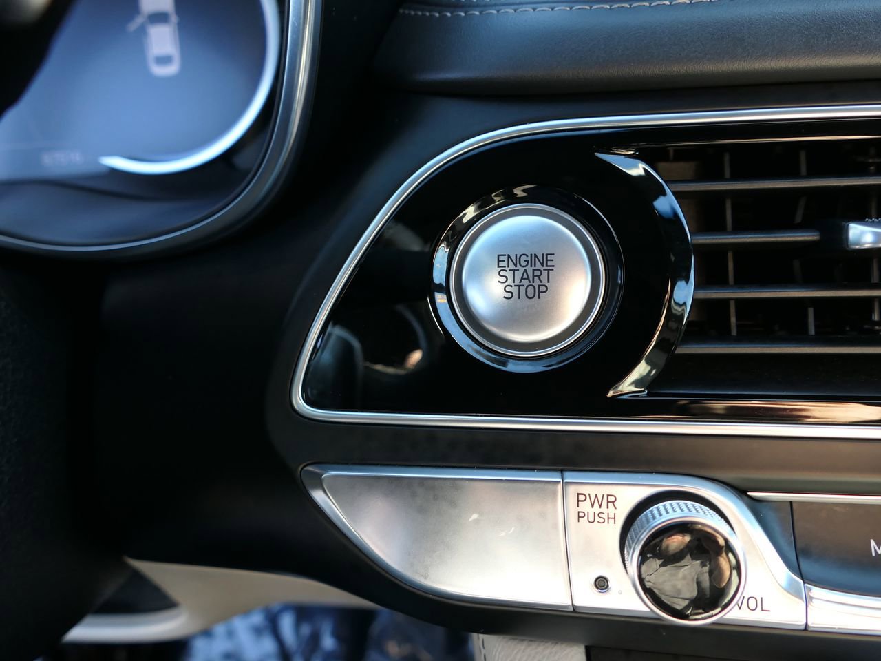 Used 2022 Genesis G70 2.0T image 18