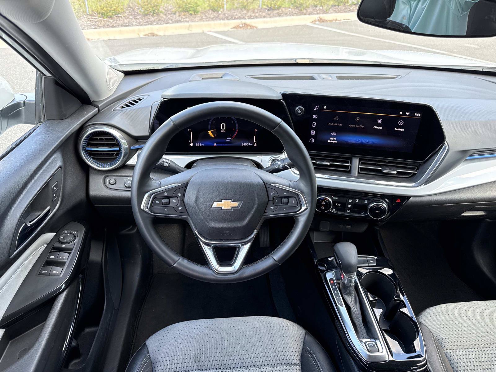 Used 2025 Chevrolet Trax LT w/ LT Convenience Package FWD image 13