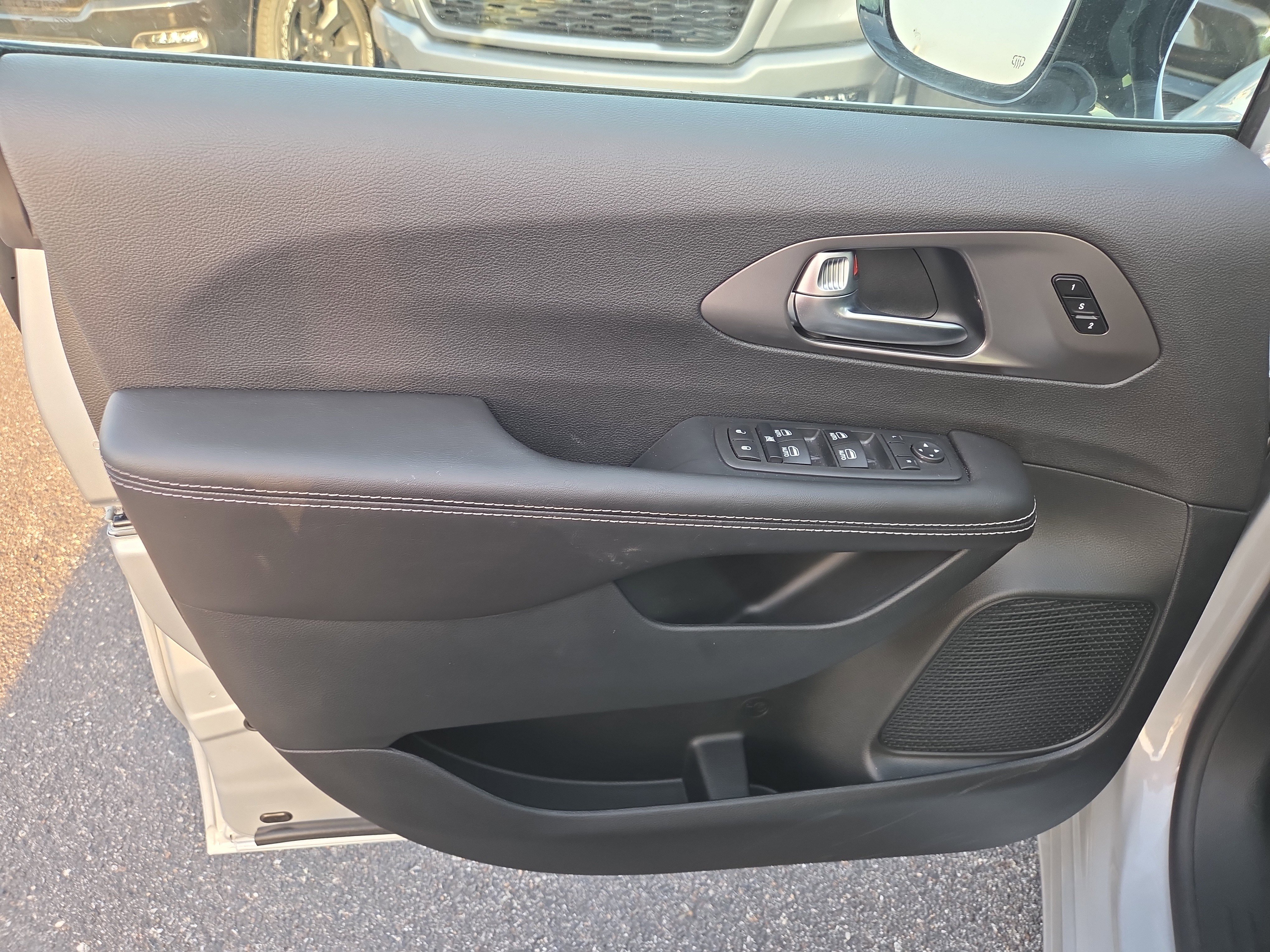 New 2026 Chrysler Pacifica Select FWD image 5