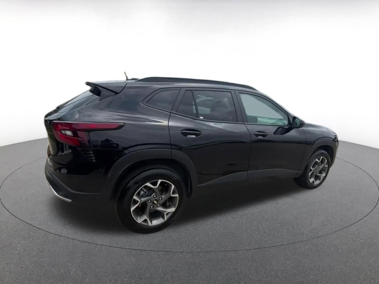 Used 2025 Chevrolet Trax LT FWD image 15