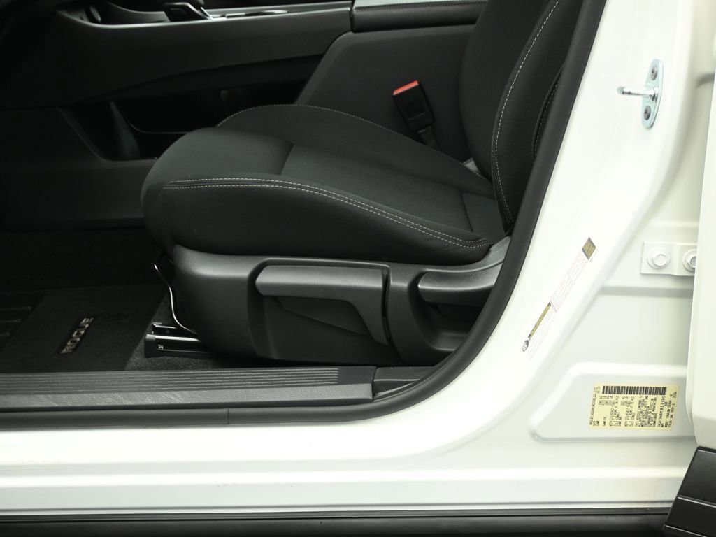 Used 2023 Nissan Rogue S image 11