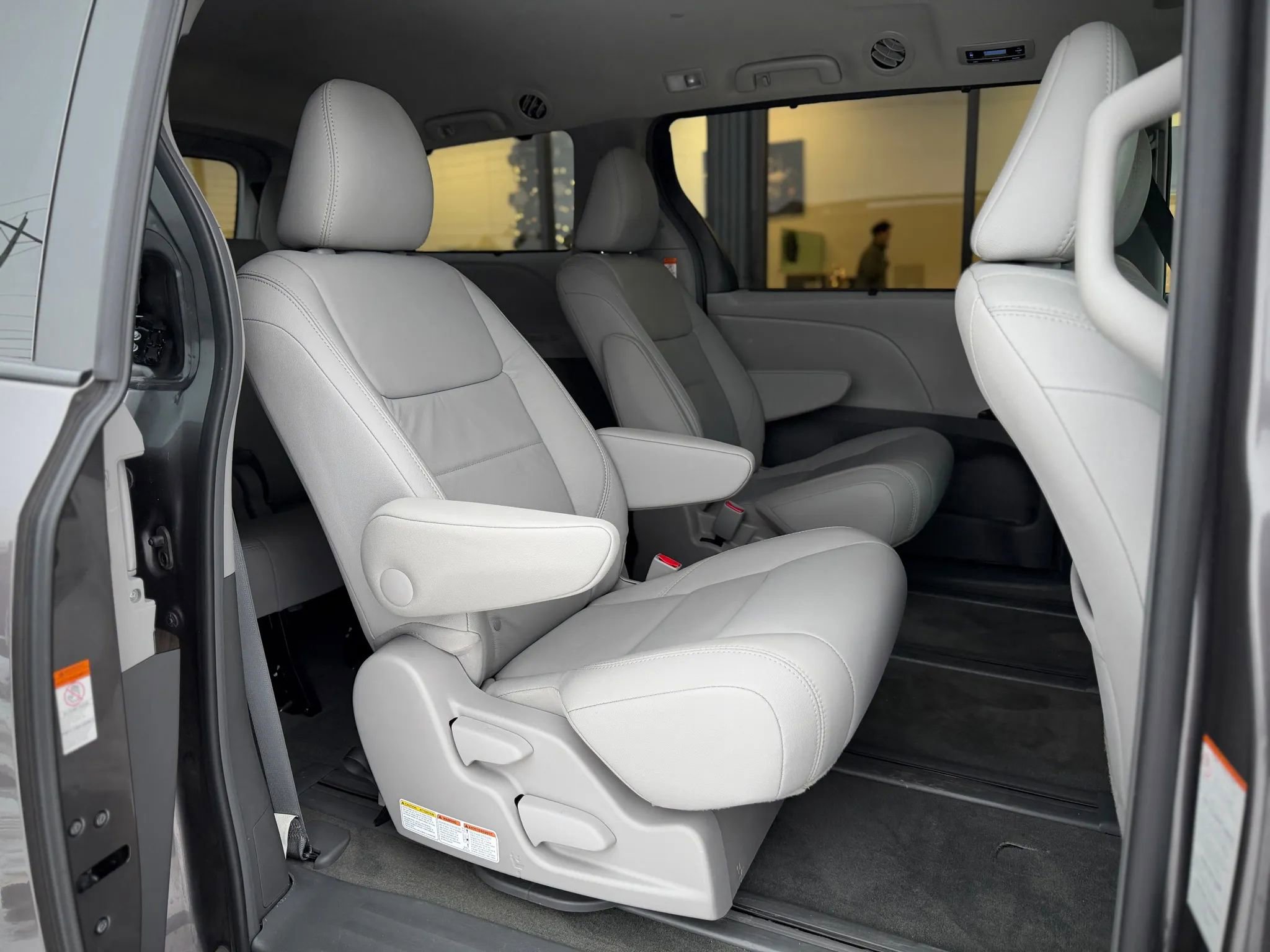 Used 2017 Toyota Sienna XLE image 23