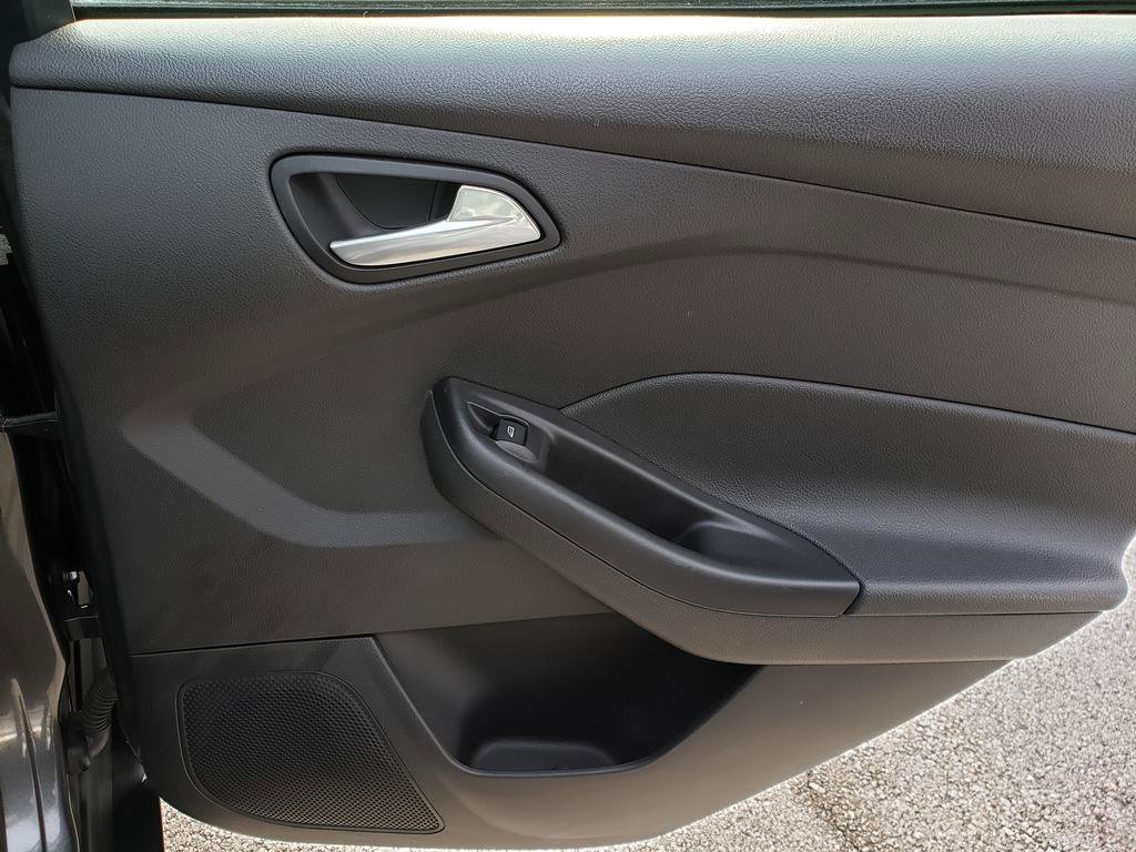 Used 2018 Ford Focus SE w/ SE Appearance Package image 16