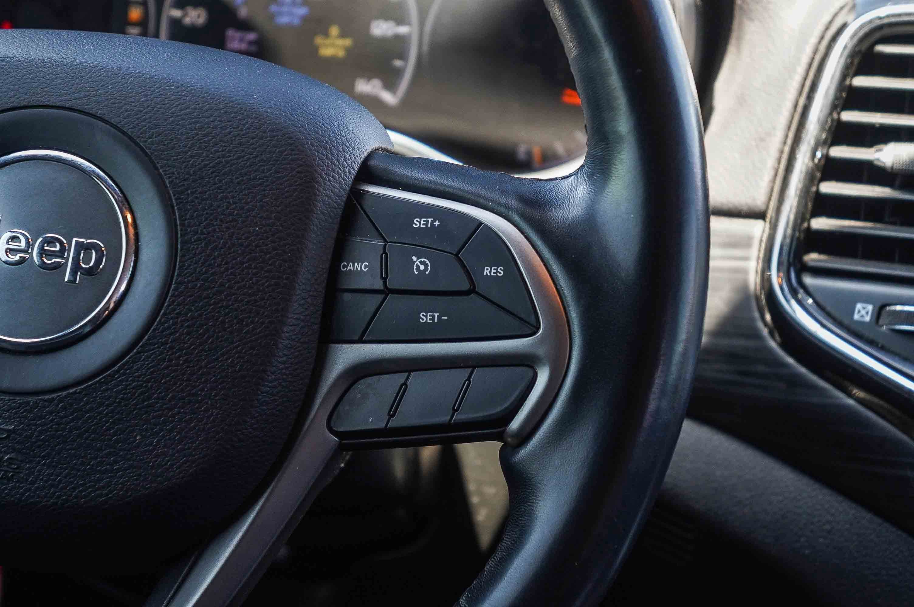Used 2020 Jeep Grand Cherokee Altitude AWD/4WD image 18