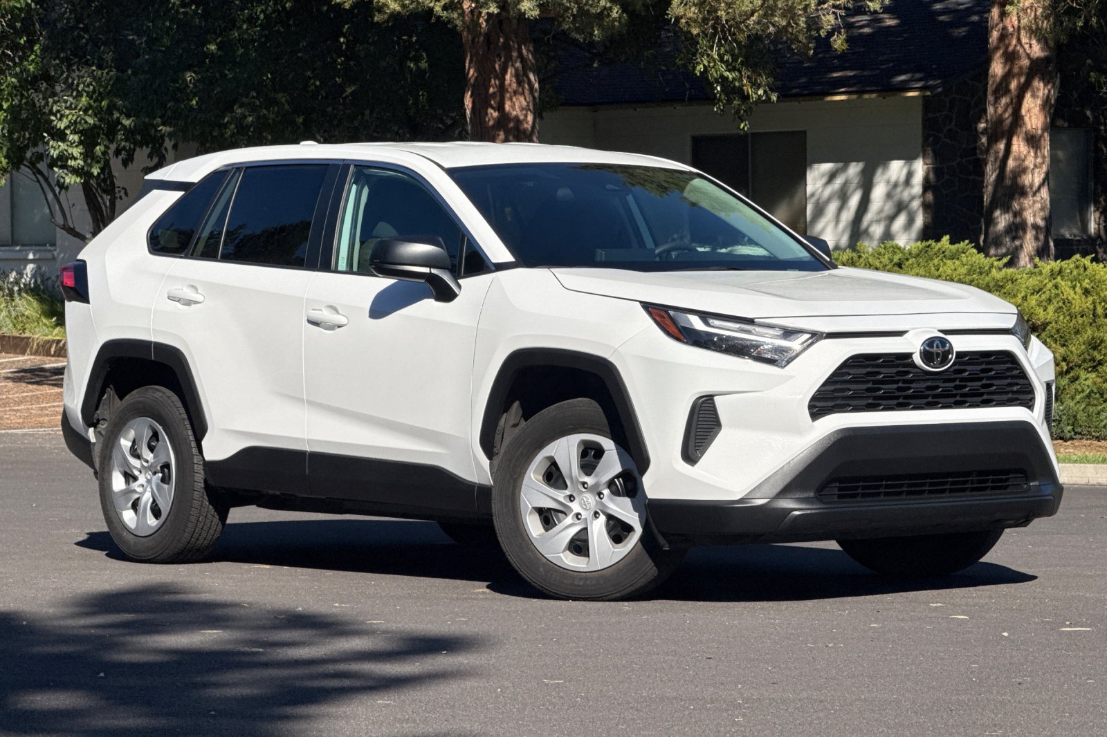 Used 2025 Toyota RAV4 LE AWD/4WD image 2