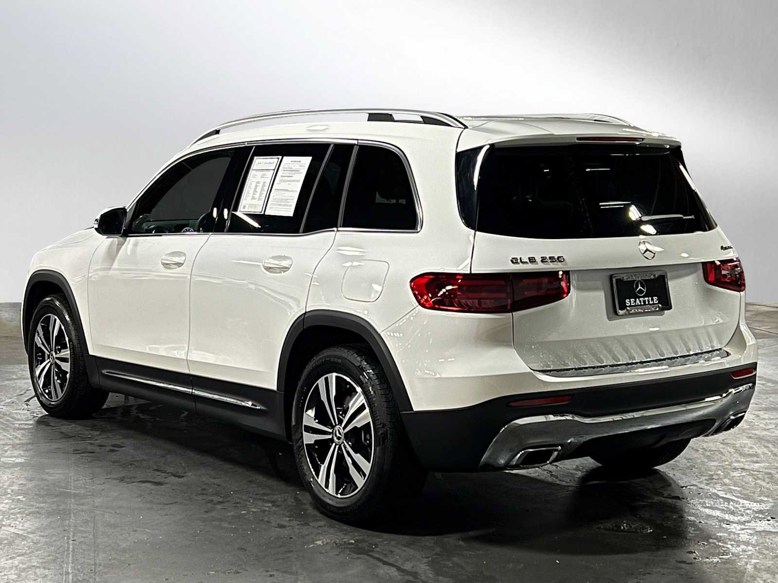 Used 2025 Mercedes-Benz GLB 250 4MATIC image 6
