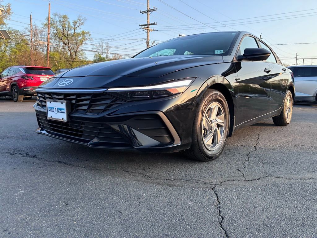 Used 2024 Hyundai Elantra SE FWD image 3