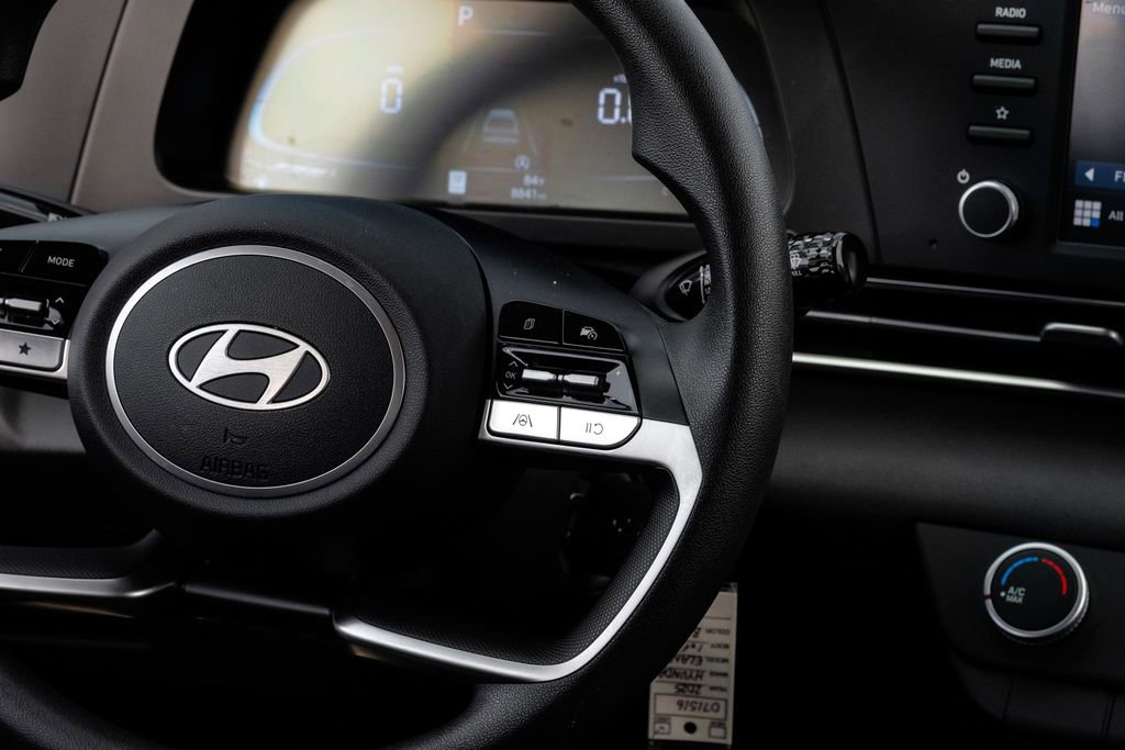 Used 2025 Hyundai Elantra SE image 23