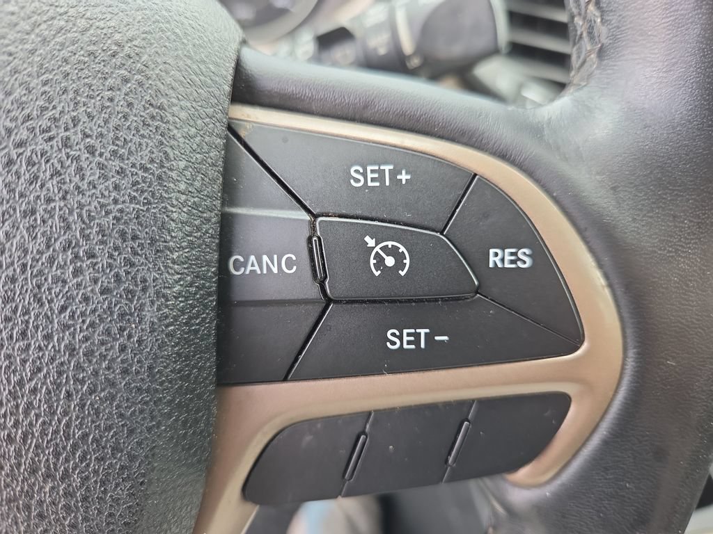 Used 2014 Jeep Cherokee Latitude w/ Comfort/Convenience Group AWD/4WD image 29