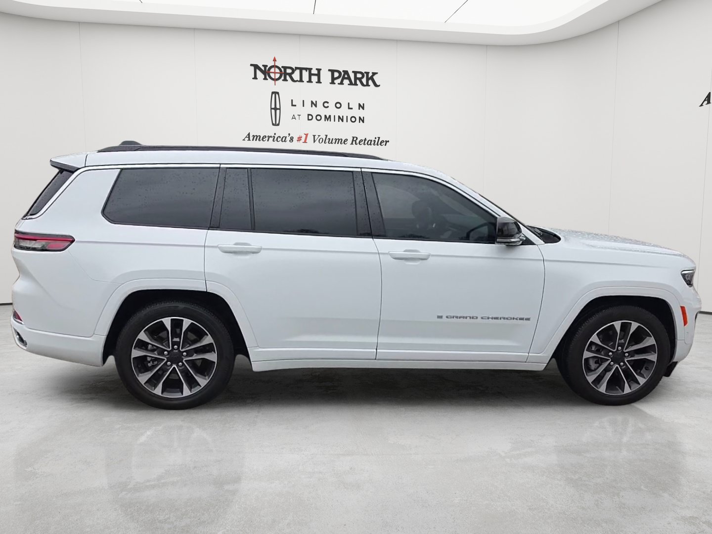 Used 2025 Jeep Grand Cherokee L Overland AWD/4WD image 6