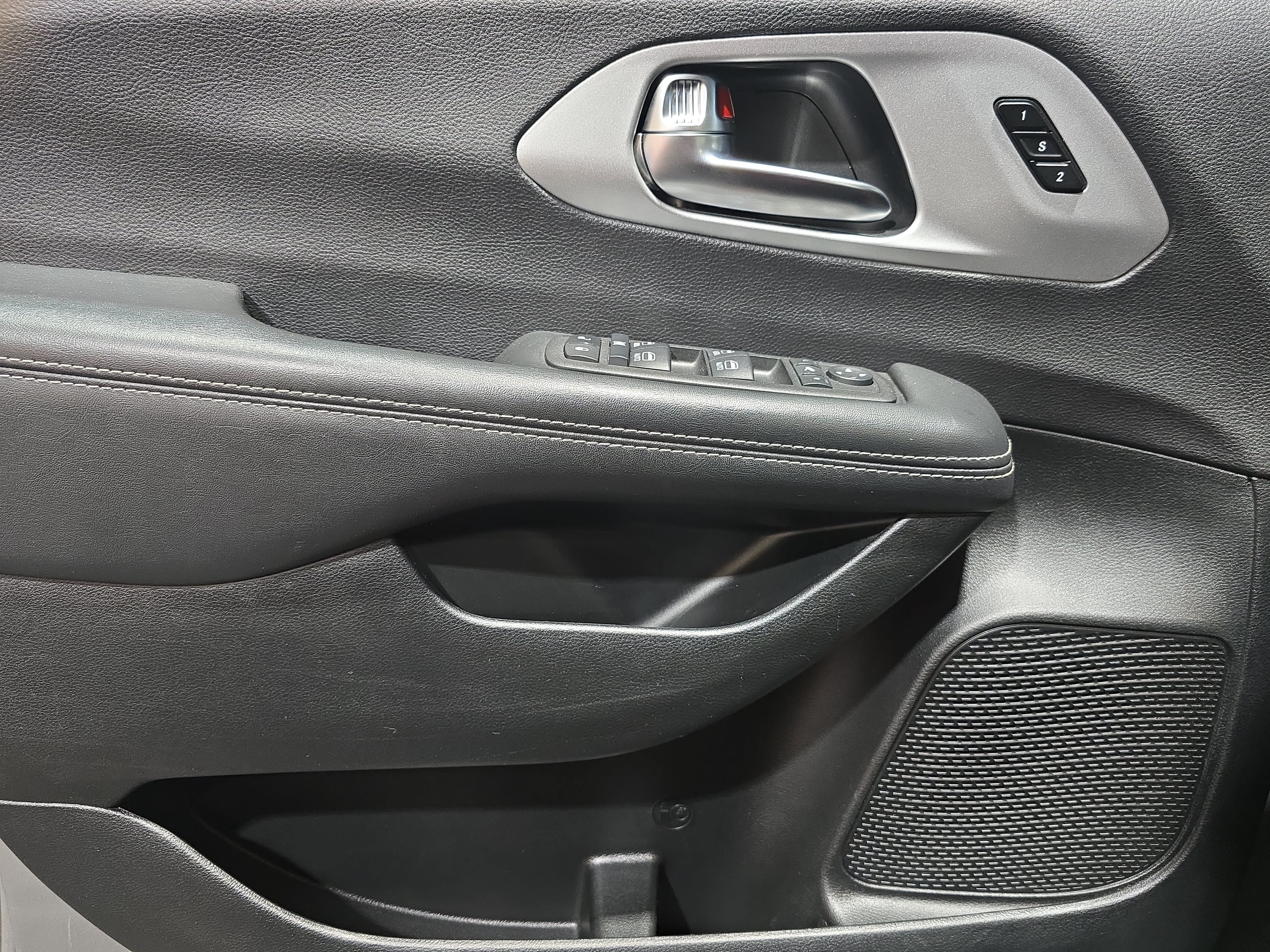 Used 2025 Chrysler Pacifica Limited FWD image 23