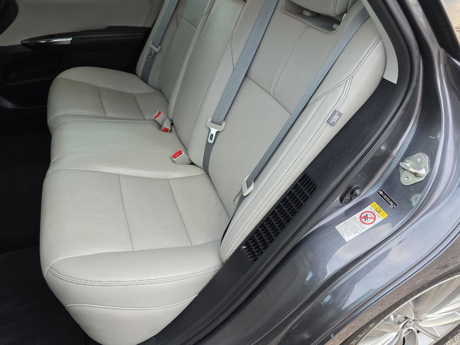 Used 2018 Toyota Avalon Limited image 37