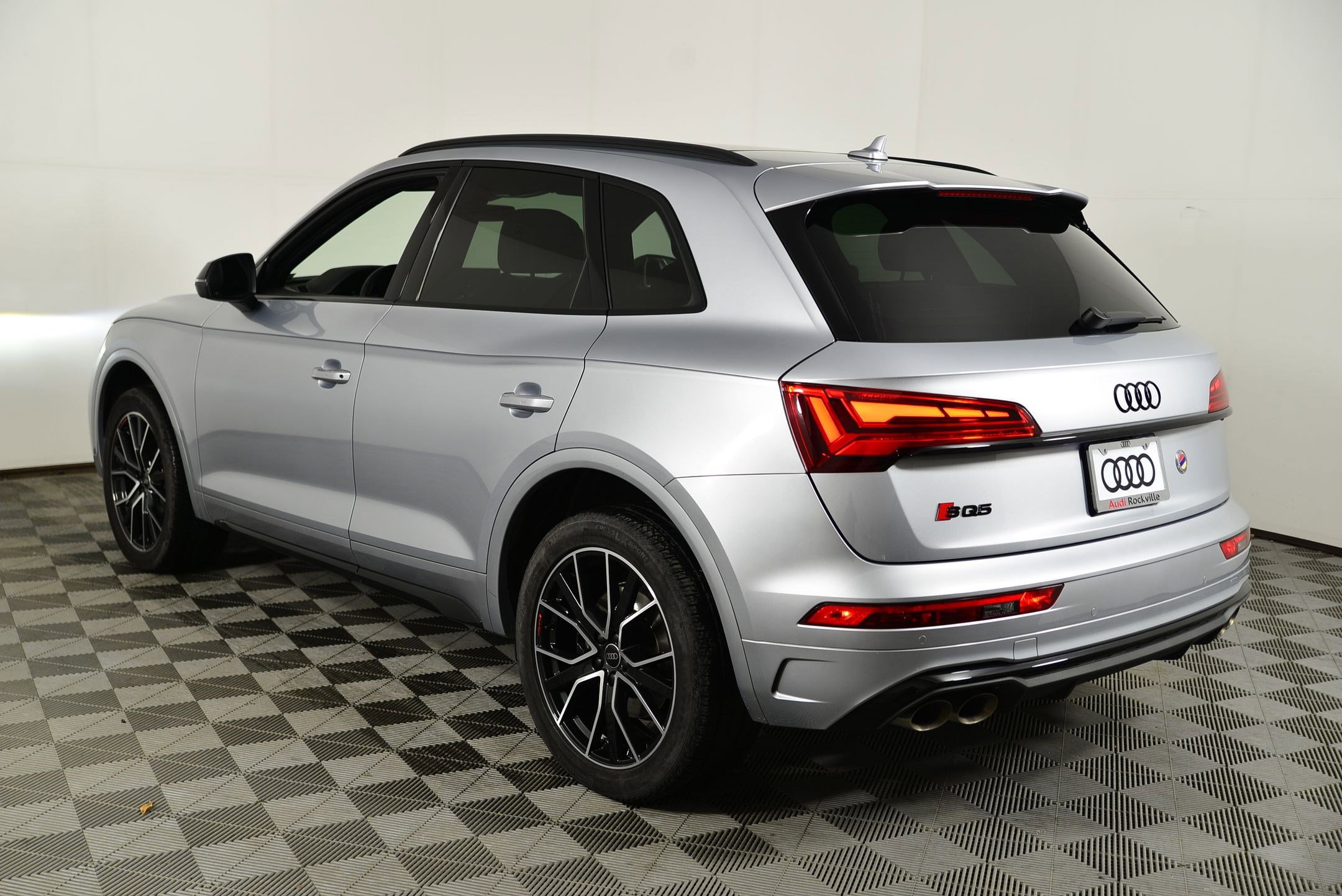 Used 2023 Audi SQ5 Premium Plus w/ Premium Plus Package image 3