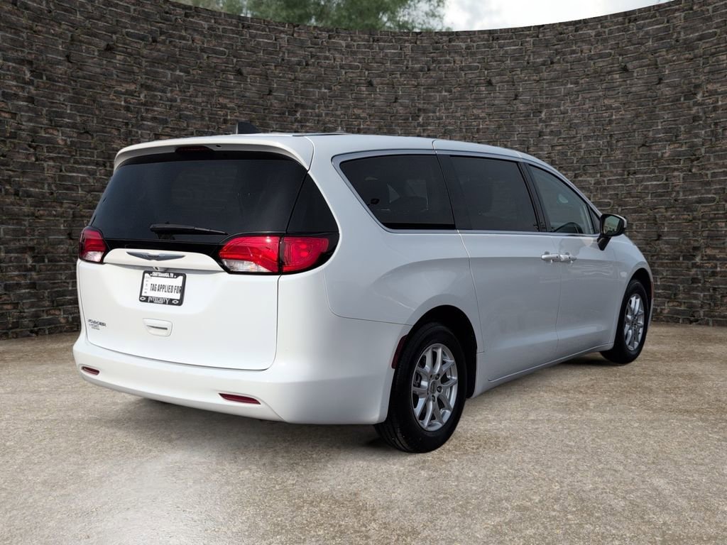 Used 2022 Chrysler Voyager LX image 7