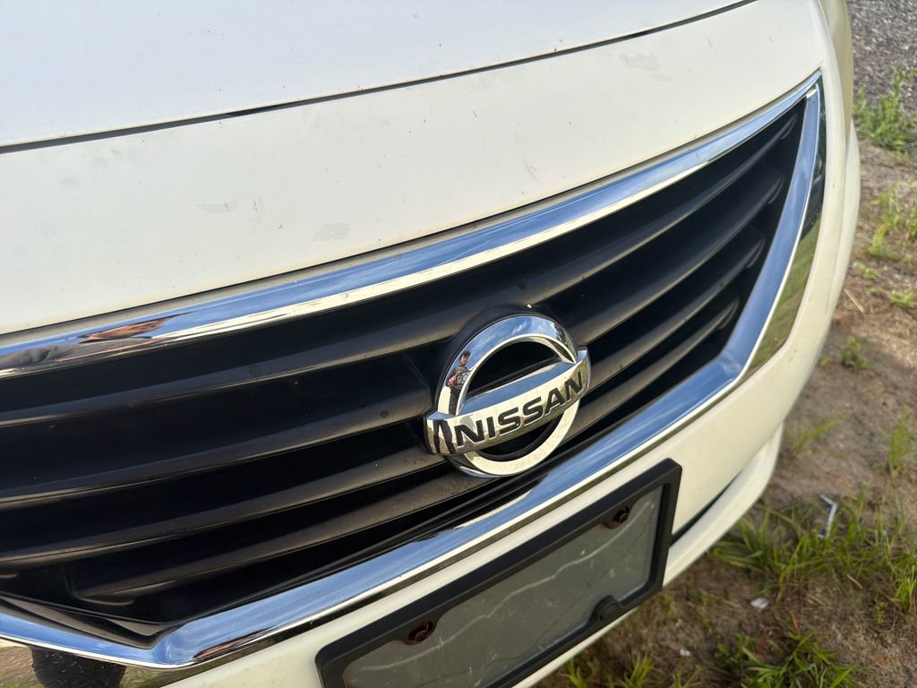 Used 2013 Nissan Versa SV FWD image 16