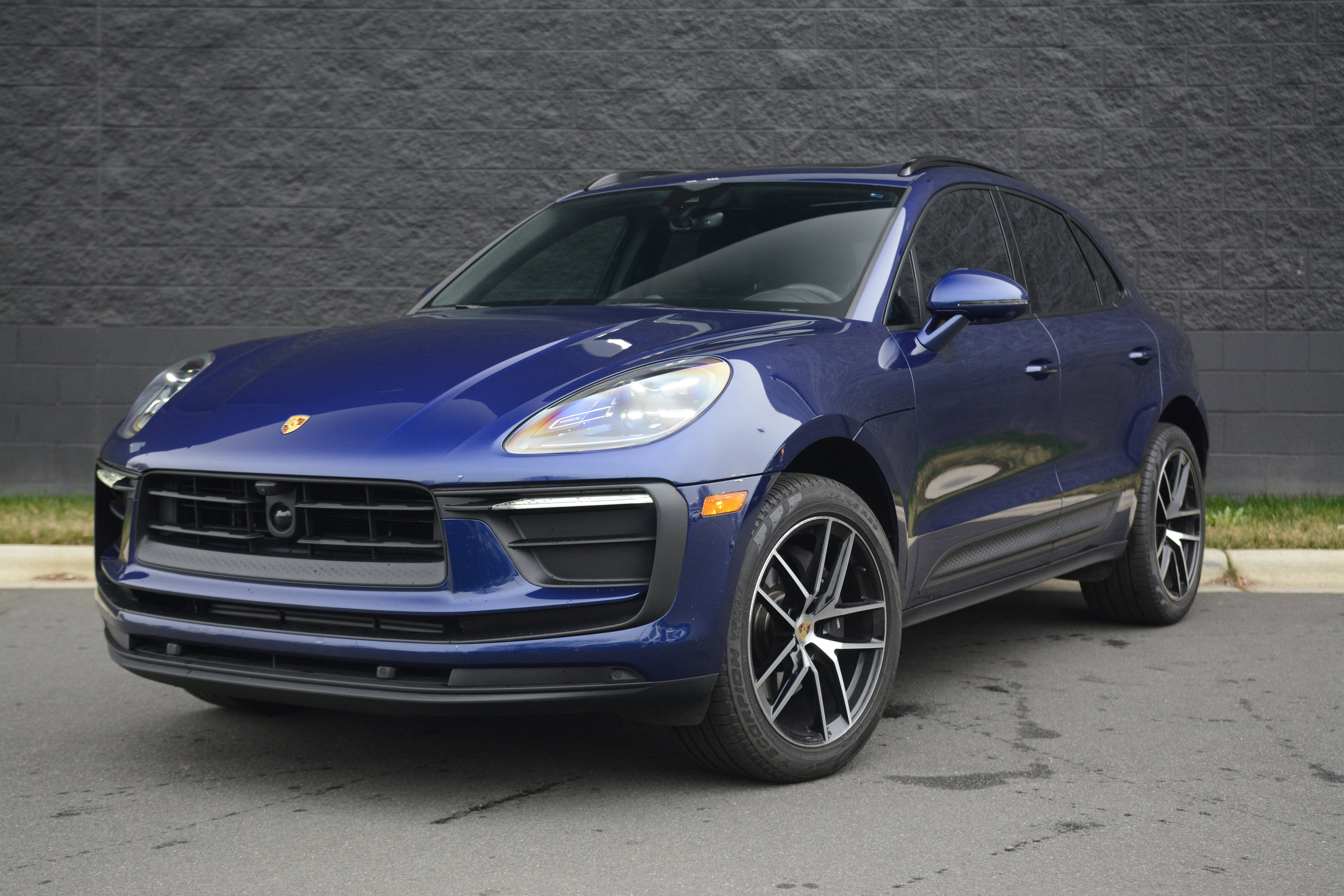Certified 2025 Porsche Macan AWD/4WD image 44