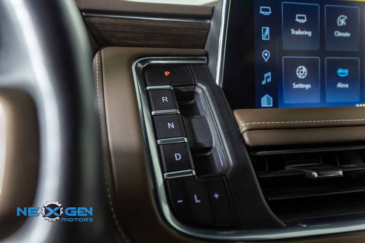 Used 2024 Chevrolet Suburban High Country w/ Advanced Technology Package image 17