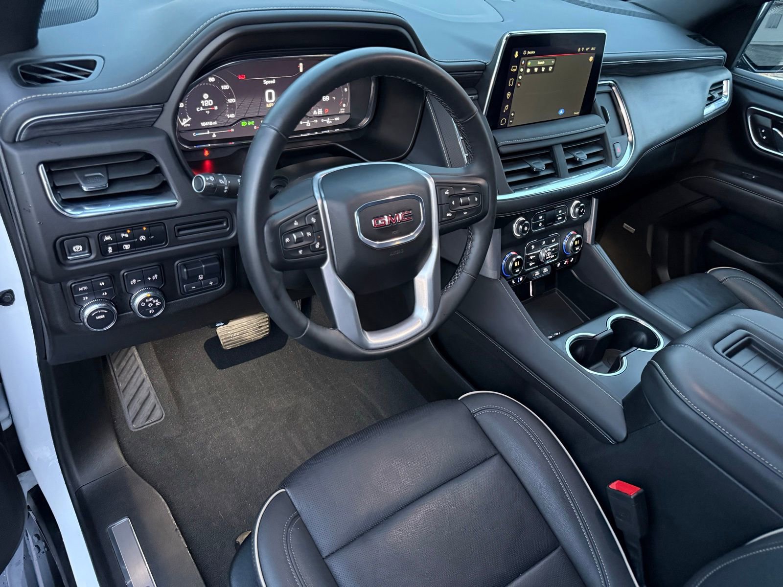 Used 2024 GMC Yukon SLT w/ SLT Luxury Package image 11