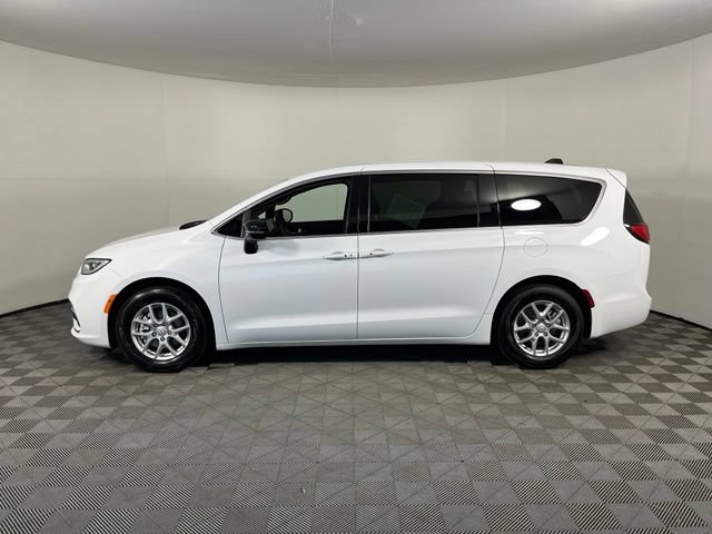 Used 2026 Chrysler Pacifica Select FWD image 4