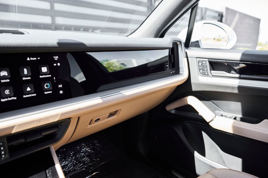 Used 2025 Porsche Cayenne image 75