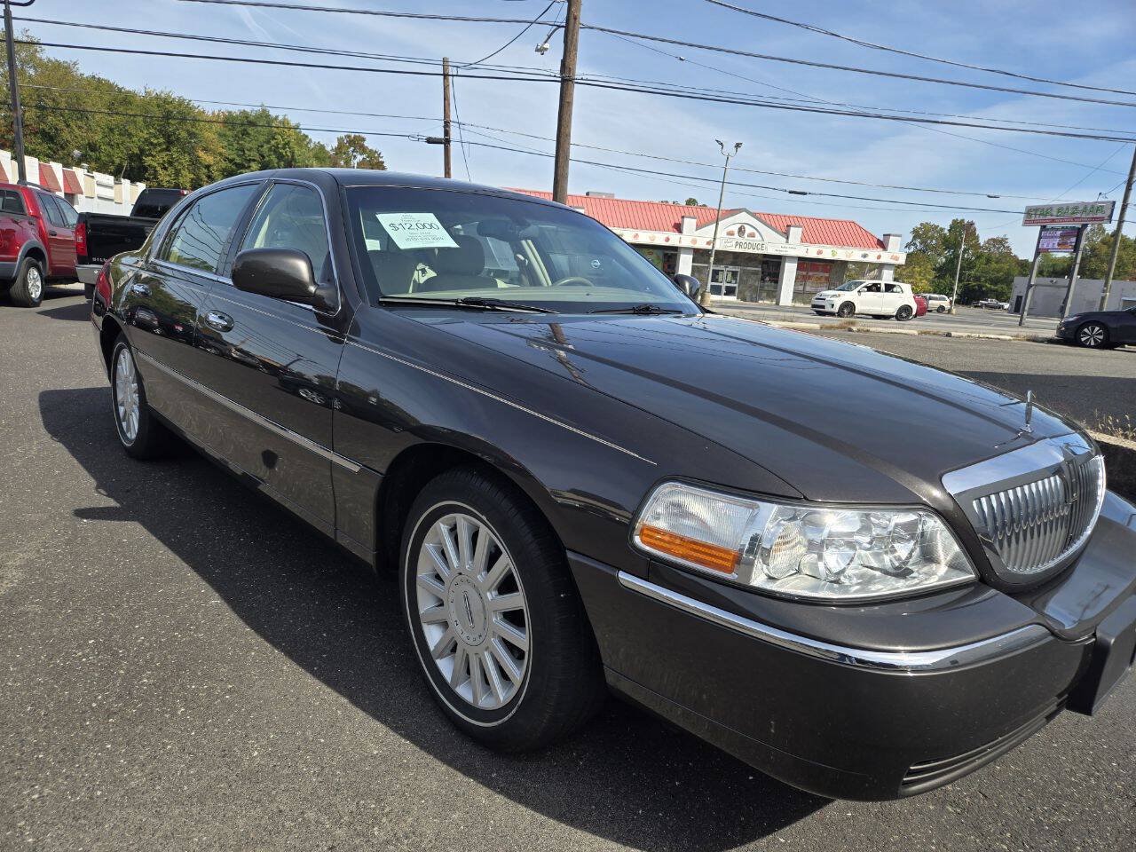 Used 2005 Lincoln Town Car Signature RWD image 4
