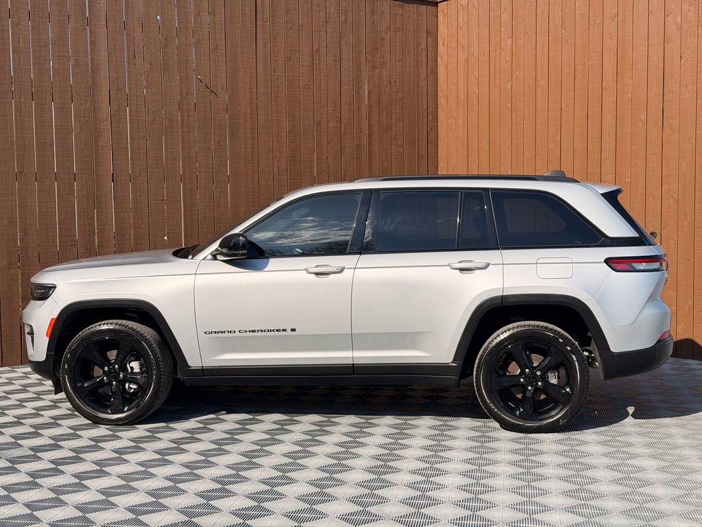 Used 2024 Jeep Grand Cherokee Limited w/ Black Appearance Package RWD image 16
