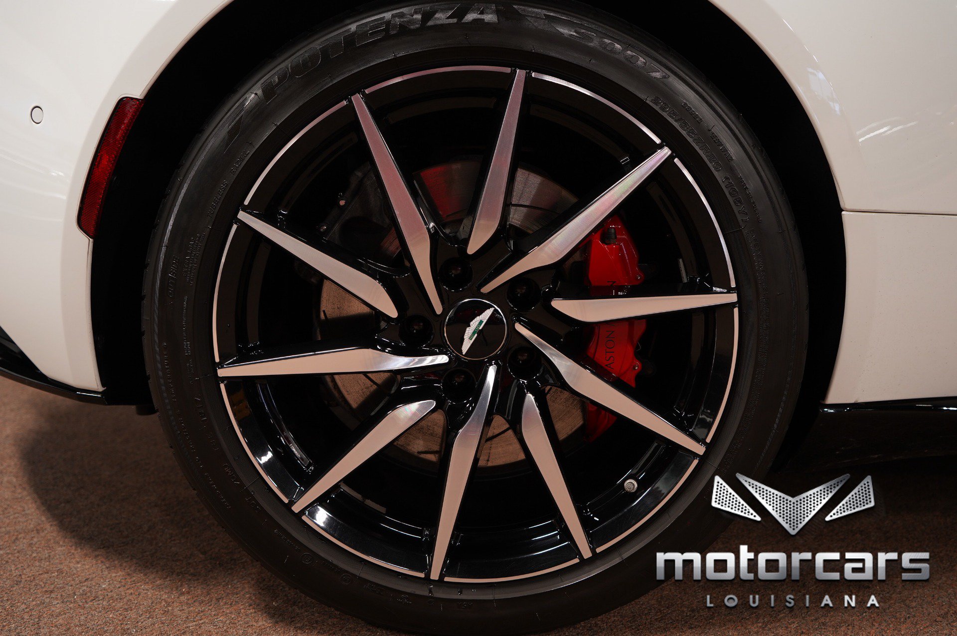 Used 2018 Aston Martin DB11 Coupe RWD image 24