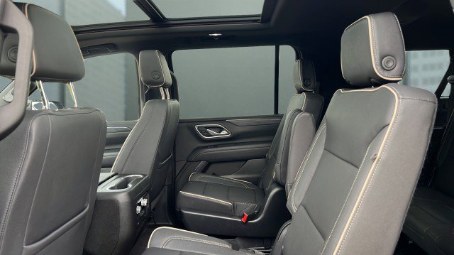 Used 2023 GMC Yukon XL SLT w/ SLT Luxury Package image 8