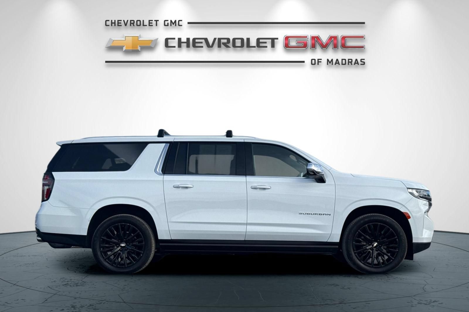 Used 2023 Chevrolet Suburban Premier AWD/4WD image 2