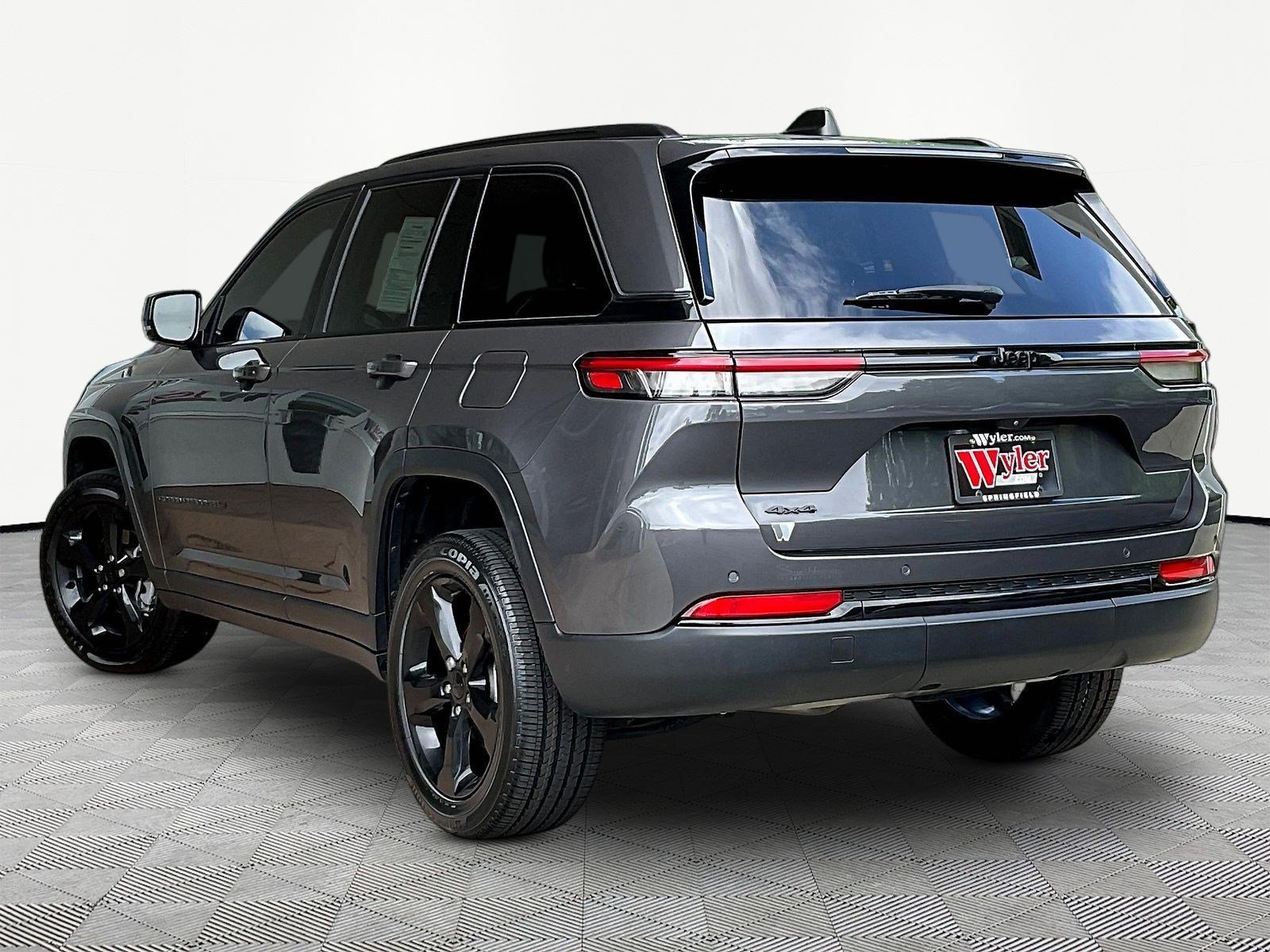 Used 2023 Jeep Grand Cherokee Altitude AWD/4WD image 4