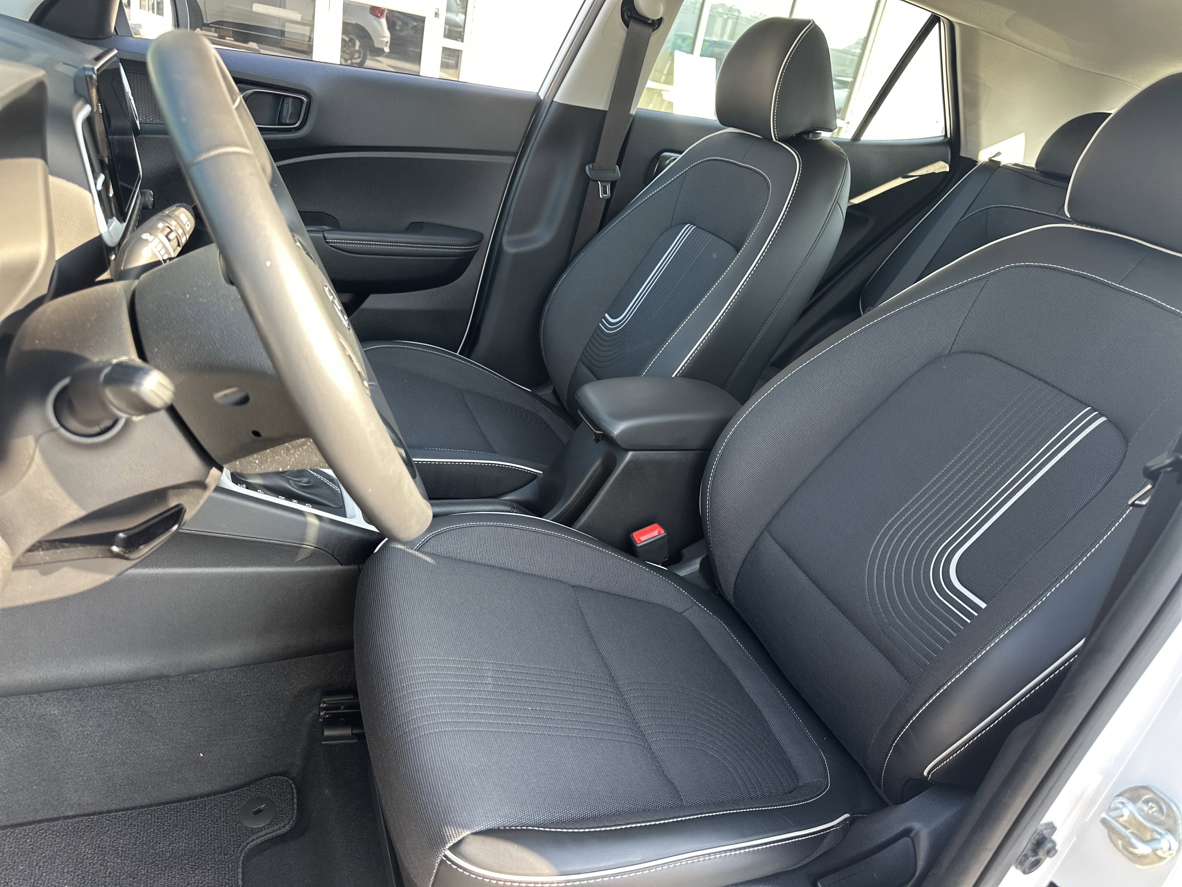 Used 2024 Hyundai Venue Limited image 11