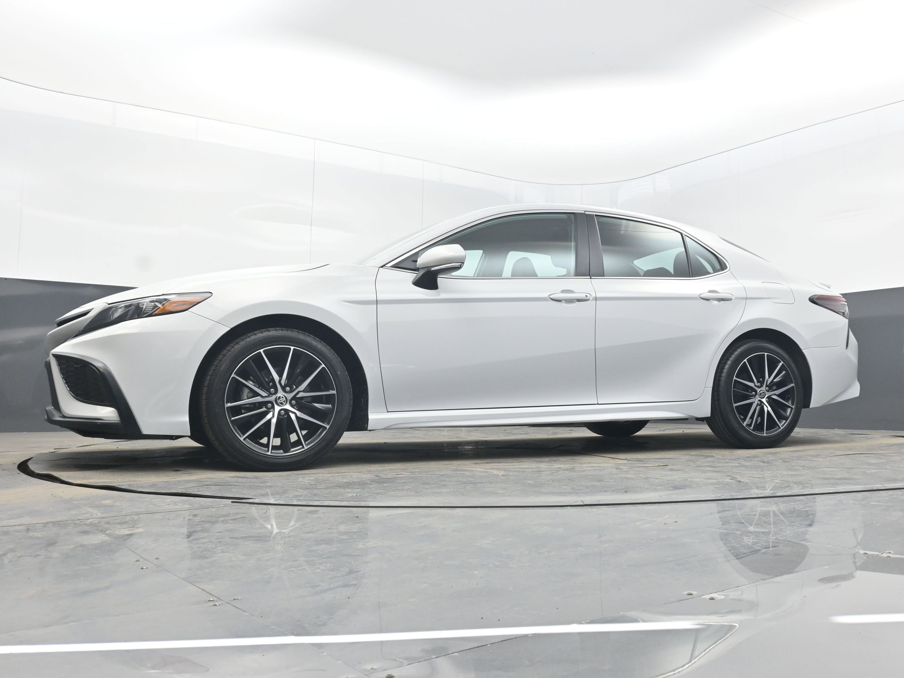 Used 2024 Toyota Camry SE image 27