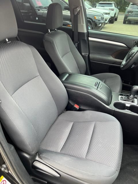 Used 2019 Toyota Highlander LE AWD/4WD image 17